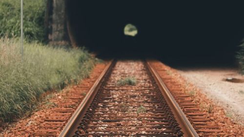 Circulaţia trenurilor a fost oprită între Timişoara şi Arad, după ce armătura unui pasaj aflat în construcție s-a prăbuşit peste liniile de cale ferată / Trei trenuri afectate până acum