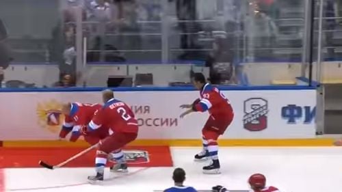 VIDEO Kremlin fail. Putin joacă hochei, înscrie și cade pe gheață chiar când salută spectatorii