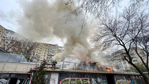 FOTO VIDEO Incendiu în centrul Capitalei, la fostul restaurant Mărul de Aur / S-a emis mesaj Ro-Alert din cauza fumului degajat