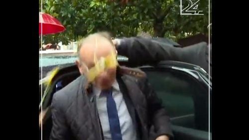 VIDEO Un bărbat i-a spart un ou în cap lui Eric Zemmour, candidat de extremă dreapta la președinția Franței