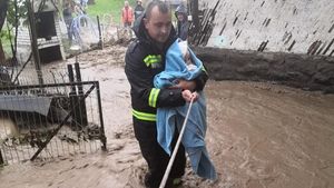 VIDEO Inundaţii în 161 de localităţi din 29 de judeţe: Trei oameni luaţi de viitură au murit, zeci de persoane au fost evacuate, peste 1.000 de case, curţi şi beciuri, inundate