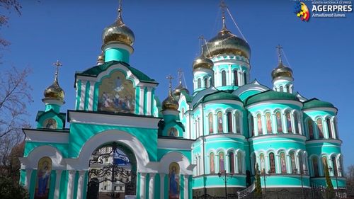 VIDEO O mănăstire din Ucraina, situată în vechiul ţinut românesc Herţa, a găzduit, după începerea războiului, peste 10.000 de refugiaţi care au părăsit localităţile atacate de armata rusă