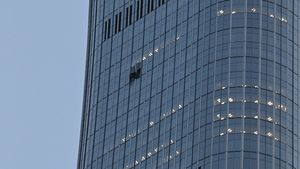 China susține că pilotul care s-a prăbușit în cel mai înalt zgârie-nori din Beijing ar fi avut intenții suicidare