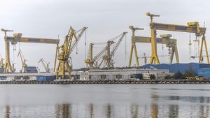 Angajaţii Şantierului Naval Damen Mangalia protestează în faţa Ministerului Economiei / Ei acuză lipsa unei strategii şi a unui plan concret şi coerent de redresare a şantierului