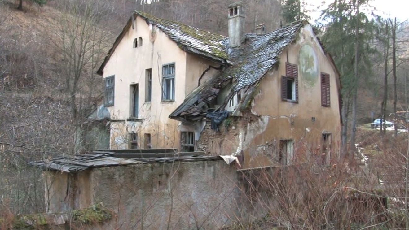 S-a prăbușit ultimul zid din vechiul han de la Pietrele lui Solomon / Clădirea se afla în proprietatea unui om de afaceri irlandez, stabilit la Brașov