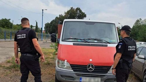 Constanța: Polițiștii au confiscat autoutilitara din care au fost aruncate deşeurile provenite în urma arderii unei biserici