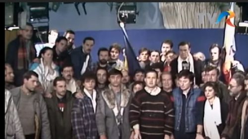 Mircea Dinescu vrea să vândă puloverul cu care a fost la Revoluţie: ”În vremea capitalismului să câştig şi eu măcar ceva”