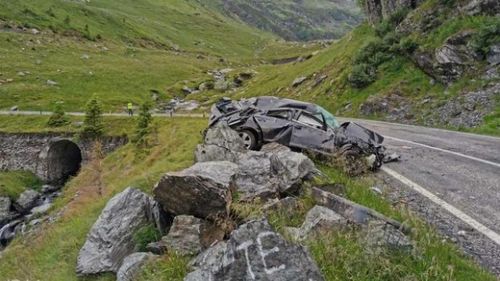 O mașină s-a răsturnat pe Transfăgărășan. Trei pasageri se aflau în autovehicul, unul dintre ei a murit