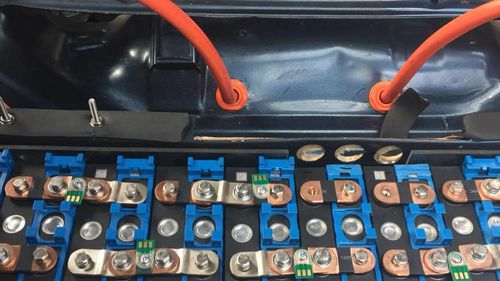 O bunică din Noua Zeelandă si-a construit propria mașină electrică cu 24.000 de dolari