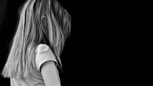 Un bărbat din Braşov a fost arestat preventiv pentru că şi-a abuzat cei trei copii/ Este acuzat de violenţă în familie, rele tratamente şi corupere sexuală a minorilor