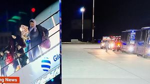 FOTO Avionul Tarom cu cele 93 de persoane, cetățeni români evacuați din Gaza, a aterizat pe Aeroportul Otopeni / O parte dintre cei evacuați nu mai au rude în România, urmând ca statul să găsească soluții pentru ei
