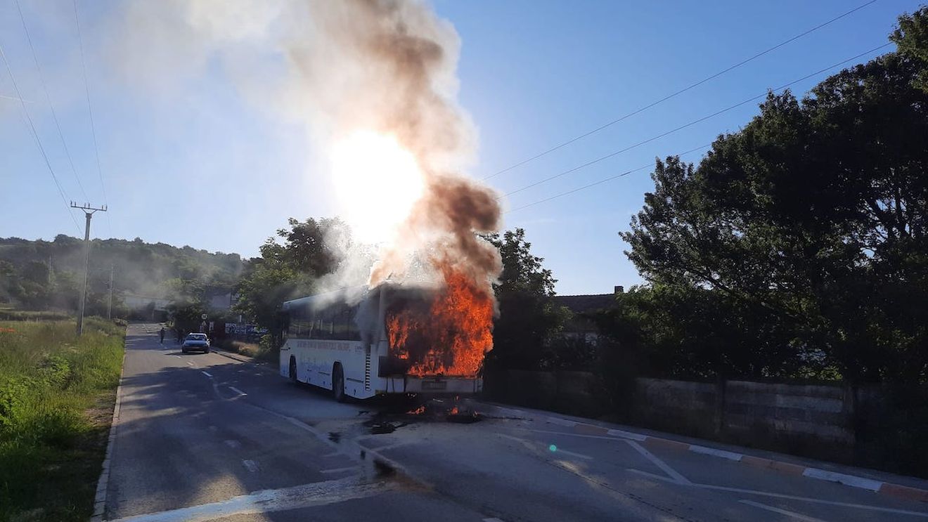 Un autobuz a luat foc în Sibiu / Vehiculul aparține companiei publice de transport și era gol în momentul incidentului