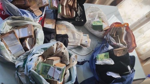 Fost vicepreședinte al Asociației Producătorilor de Medicamente, reținut după ce ar fi ajutat la producerea a 4,7 tone de metamfetamină / Laurenţiu Huică e acuzat că producea un medicament înregistrat doar în România din care se obținea drogul în laboratoare din mai multe state din Europa de Est / Profit estimat la aproape jumătate de miliard de euro