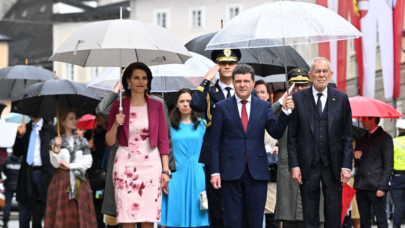 Nicușor Dan, împreună cu familia în vizita din Austria. Președintele a fost așteptat de zeci de români din Salzburg - imagini TVR Info