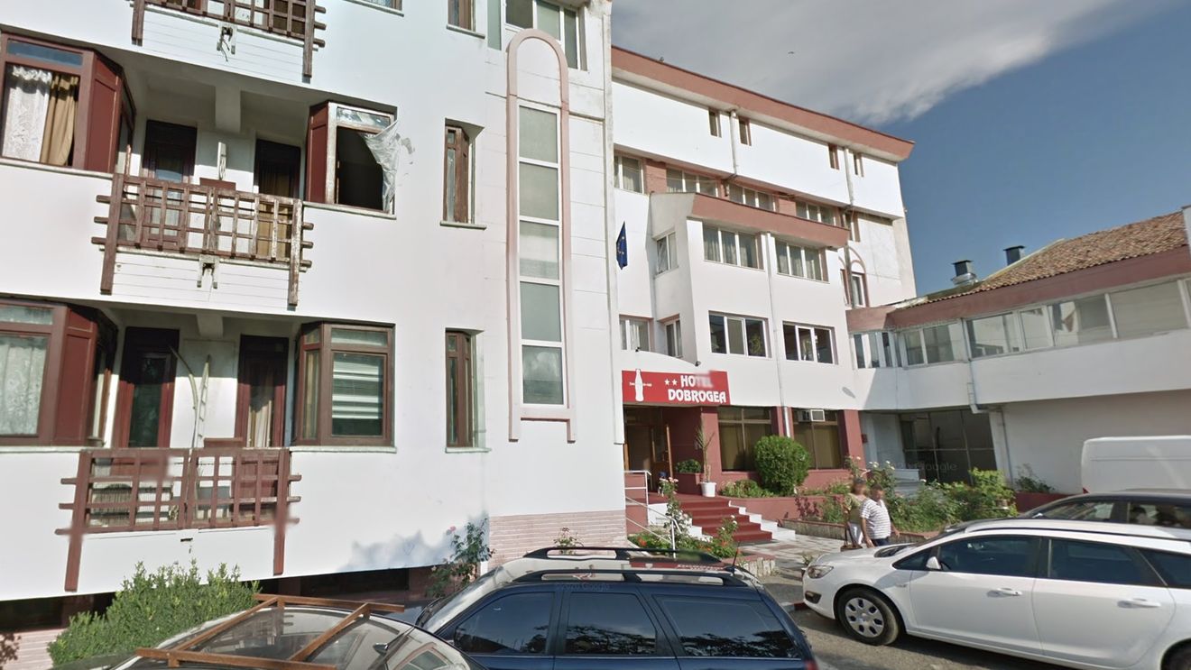 Hotelul Dobrogea din Constanța, închis de inspectorii de la protecția consumatorului / Băi murdare, rugină, uși degradate, miros...