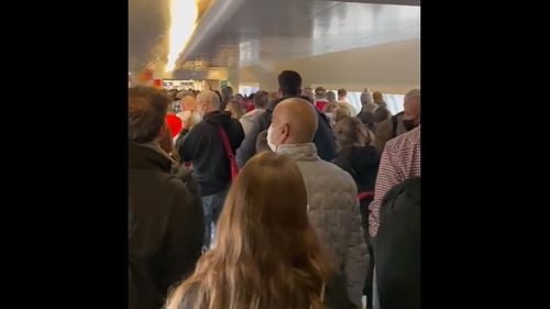VIDEO Aglomerație la aeroportul Otopeni. Sute de persoane stau la coadă pentru formalitățile de intrare în țară, impuse în contextul pandemiei