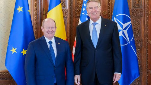 Klaus Iohannis s-a întâlnit la Cotroceni cu o delegație americană condusă de Christopher Coons, membru al Congresului SUA: Președintele a prezentat "măsurile luate de statul român ca urmare a interferențelor străine în procesele democratice și a intensificării atacurilor hibride"