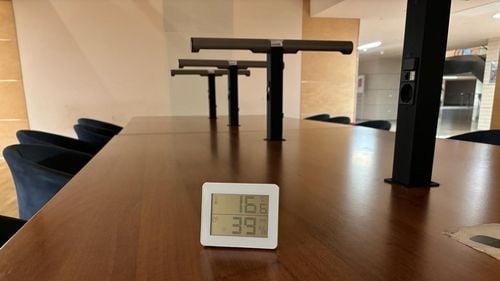 FOTO Emilia Șercan semnalează că în Biblioteca Națională cititorii sunt nevoiți să stea cu gecile pe ei, la 16,6 grade / Directorul Bibliotecii, Adrian Cioroianu: Mințiți când legați temperatura din bibliotecă de mandatul meu