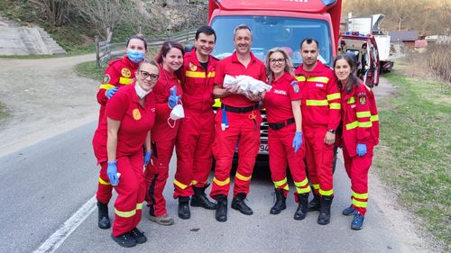 Cluj: O femeie a născut în ambulanța SMURD, înainte de a ajunge la spital / Ea a fost ajutată să nască de paramedicii de pe ambulanță