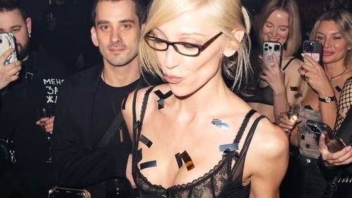 Un rapper a fost arestat în Rusia pentru că a participat la o petrecere aproape dezbrăcat / Politicienii conservatori și susținătorii războiului din Ucraina, indignați