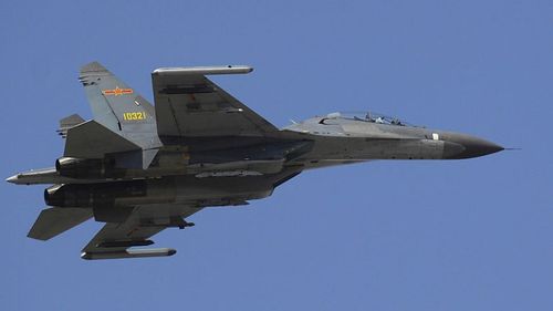 Oficial: Un avion militar ucrainean Suhoi 27 a aterizat la Bacău. A fost escortat de avioanele militare românești