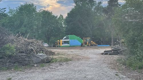 VIDEO Imagini cu zona defrișată din Parcul Titan din București: în locul copacilor tăiați a apărut un tobogan gonflabil pentru copii