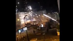40 de persoane au atacat cu artificii pe post de mortiere o secție de poliție dintr-o suburbie a Parisului/ Primar: Nu am fost departe de un dezastru