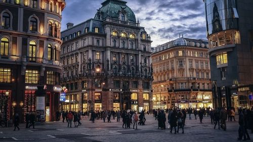 Poliţia a suplimentat măsurile de securitate la obiectivele sensibile din Viena / Serviciile de securitate au primit informaţii care sugerează că are loc planificarea unui atac islamist