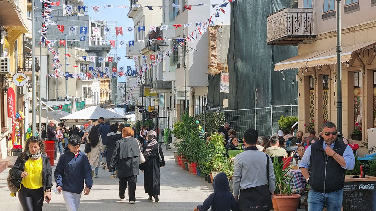 FOTOREPORTAJ 1 Mai cu soare la malul mării: Cum arată centrul vechi, portul turistic și faleza Cazinoului din Constanța la începutul mini-vacanței/ Ce prețuri sunt la mâncare și băutură, la început de sezon