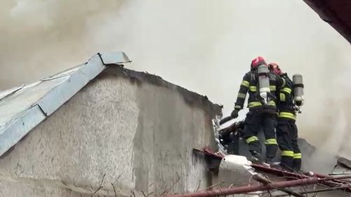 VIDEO Incendiu cu degajare puternică de fum pe strada Garoafei din Capitală / Au fost afectate case și anexe gospodărești pe o suprafață de 700 de metri pătrați