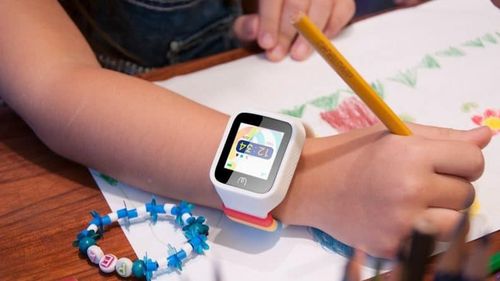Smartwatch-uri pentru urmărirea elevilor, afacerea cu semne de întrebare propusă părinților de o primărie de sector. Specialiştii spun că măsura este periculoasă şi poate duce la colectarea de date personale