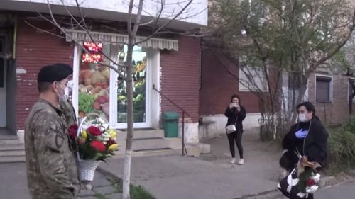 VIDEO Asistenta medicală din Galați, umilită de vecini pentru că tratează bolnavi de Covid-19, a fost întâmpinată de militari cu aplauze și flori: ”În numele lor, ne cerem scuze, Mihaela!”