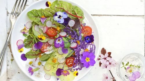Flori comestibile pe masa de Florii/ Chef Cătălin Petrescu: „Sunt apreciate atât pentru valoarea lor nutritivă, cât și pentru aspect”