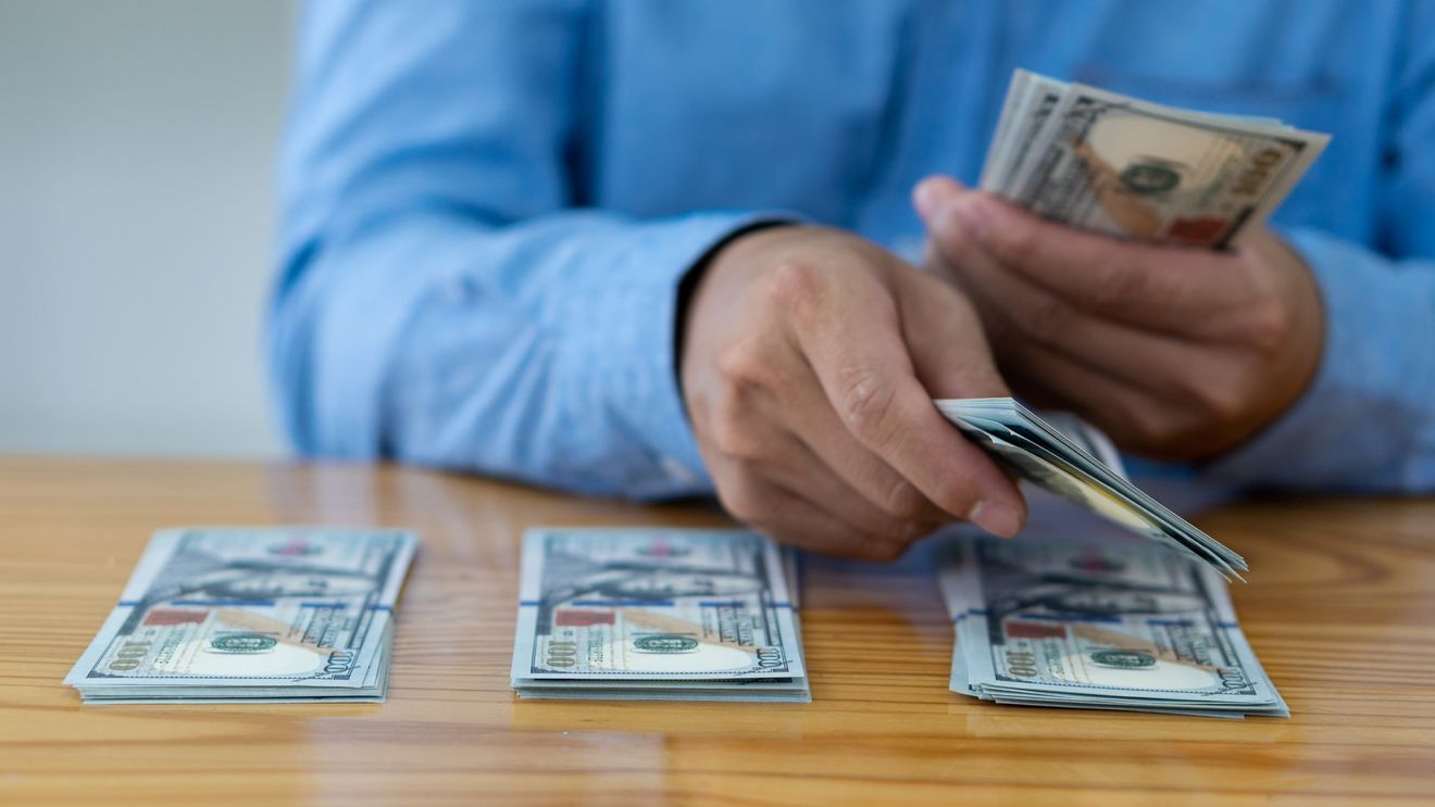 Salariile bugetarilor vor fi îngheţate în 2025 / Nu se vor face angajări şi nu se vor majora alocaţiile pentru copii