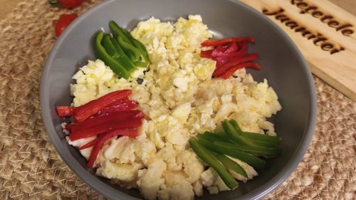 Ouă jumări, cel mai simplu și mai rapid mic dejun/ Batem ouăle direct în tigaie