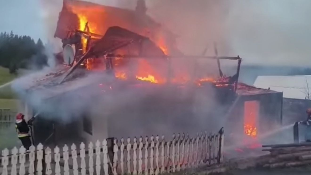 Prahova: Incendiu violent în localitatea Teișani / Mai multe case au fost cuprinse de foc