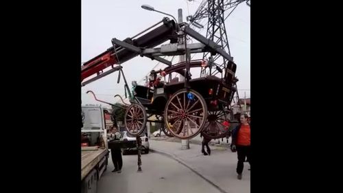 VIDEO Trăsurile unor miri din Craiova, ridicate de polițiștii locali. ”Legea interzice deplasarea vehiculelor cu tracțiune animală în municipii”