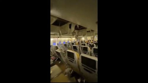 Pasagerii răniţi din avionul companiei Singapore Airlines, afectat de turbulenţe severe în luna mai, vor primi compensaţii de cel puţin 10.000 de dolari / Compania aeriană va rambursa biletele tuturor pasagerilor