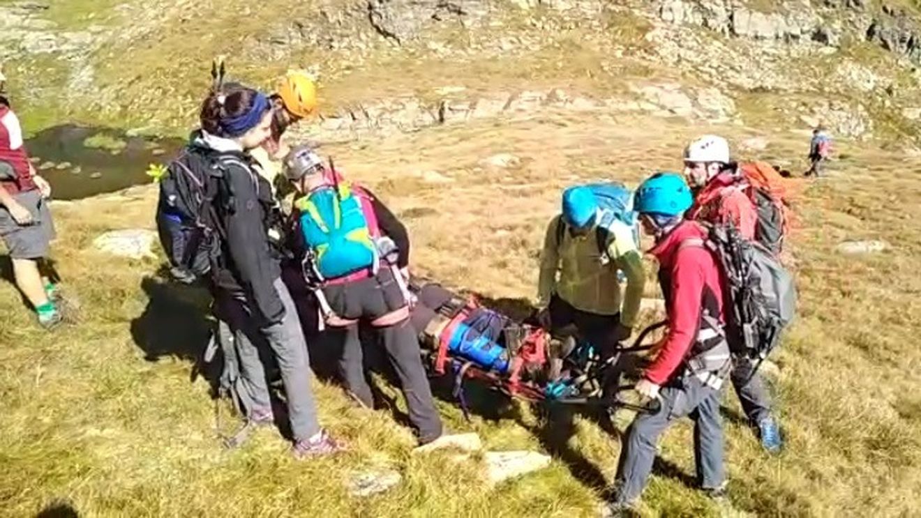 O turistă abandonată pe munte de prieteni, recuperată de salvamontiștii din Neamț /  Aceasta s-a accidentat și nu a mai putut merge / ”O greșeală impardonabilă care precede în multe cazuri unui accident, deseori cu urmări grave”