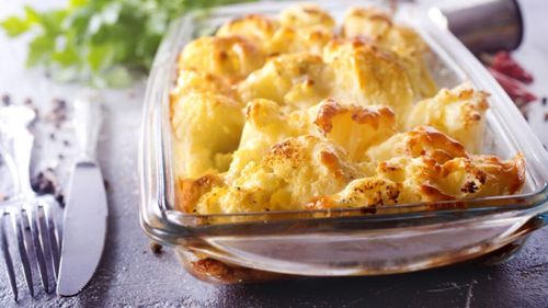 Conopidă gratinată cu ton și ierburi aromatice. O combinație gustoasă și ușoară și rapid de preparat – fel principal ușor, garnitură la pește sau prânz la pachet