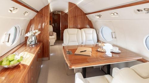 FOTO Președintele Iohannis a decolat din Sibiu spre Coreea de Sud cu avionul privat de lux cu care a mers în Emiratele Arabe și turneul din Africa, anunță Boarding Pass / Miniștrii din suita prezidențială au plecat cu alt avion