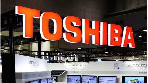 Cum a ajuns Toshiba să fie retrasă de la bursa din Tokyo, după o prezenţă de 74 de ani pe piaţa japoneză de capital