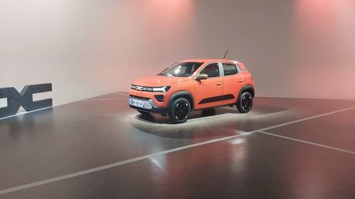 FOTO Corespondență din Paris - Dacia lansează noul Dacia Spring, care este în continuare produs în China, design-ul mașinii fiind realizat în Europa. Ce schimbări aduce