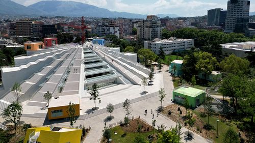 Muzeul dedicat dictatorului albanez Enver Hogea va fi transformat în centru de informatică pentru tineri: Ce este “reutilizarea adaptivă” și care sunt implicațiile acesteia pentru clădirile controversate