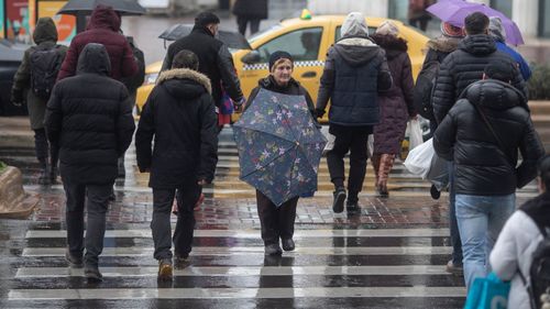 Ploi, care se vor transforma în lapoviţă şi ninsoare, în cea mai mare parte a ţării, începând de luni până joi dimineaţă / Cod galben de vânt puternic
