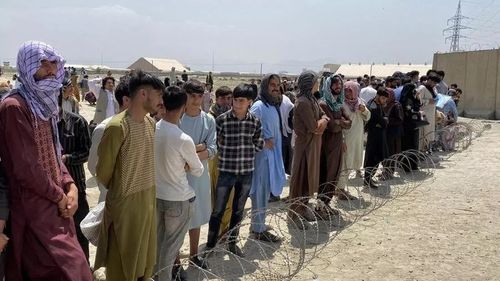 Tinerii din Kabul, pe Facebook: Am fost biciuiți de talibani pentru că purtam blugi