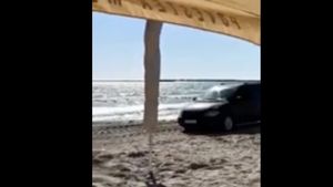 O femeie a intrat cu maşina pe plaja din Mamaia / A fost tractată cu un tractor,  după ce a rămas blocată în nisip / În autoturism se aflau şi doi copii / Poliţiştii fac cercetări