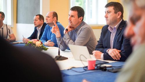 Ministrul Tanczos Barna spune că ONG-urile de mediu au înțeles „urgența” cu care trebuie acționat împotriva urșilor care amenință „integritatea și viața omului”