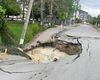 Zeci de drumuri şi podeţe din Buzău afectate de ploi în ultimele zile / DN 10, care leagă Buzăul de Brașov, în pericol de surpare
