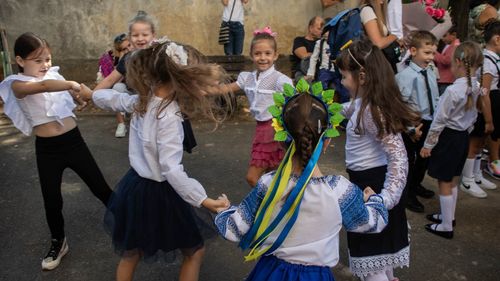 Aproape 48.000 de copii ucraineni refugiați sunt în România, dar mai puțini de 4.000 sunt înscriși ca elevi sau audienți în școli / Oficial de la București: Guvernul ucrainean nu recunoaște studiile în niciun stat european, lucrăm la rezolvarea situației